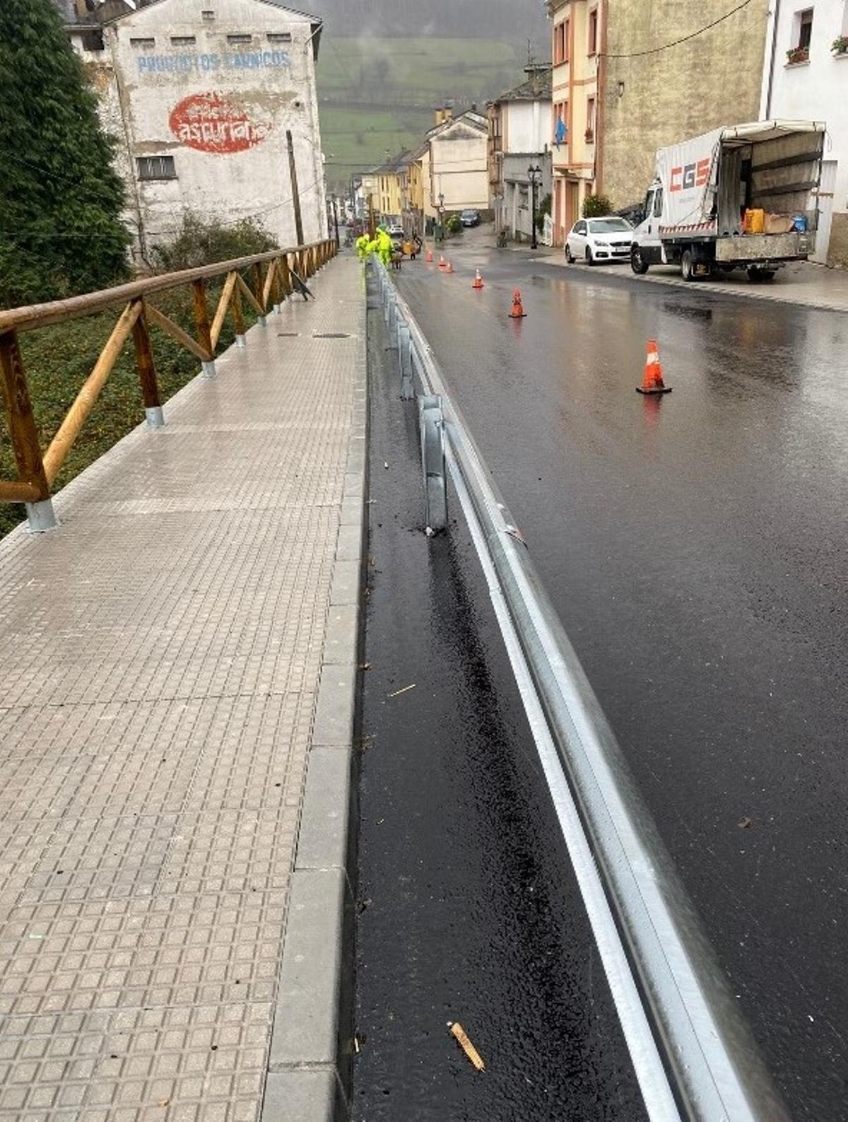 Operarios trabajando en la vía.