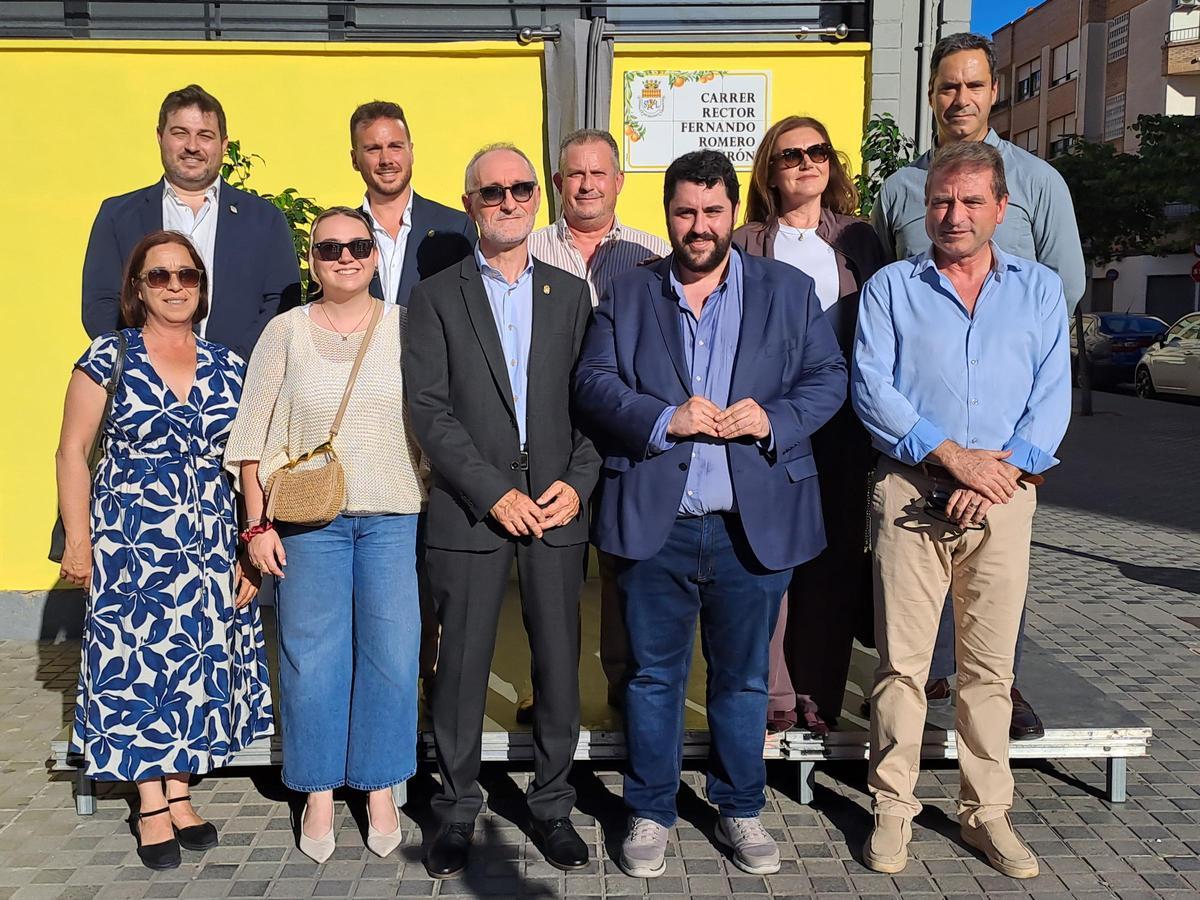 La nueva placa del carrer Rector Fernando Romero Subirón refuerza el reconocimiento del municipio a una figura clave para la consolidación de la UJI.