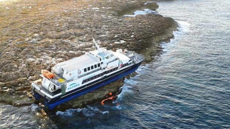 Ferry encallado en sa Torreta.