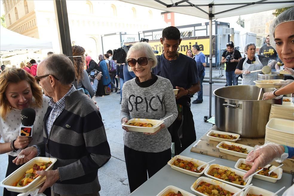 Miles de personas comen en la plaza del Pilar alimentos que iban a desecharse