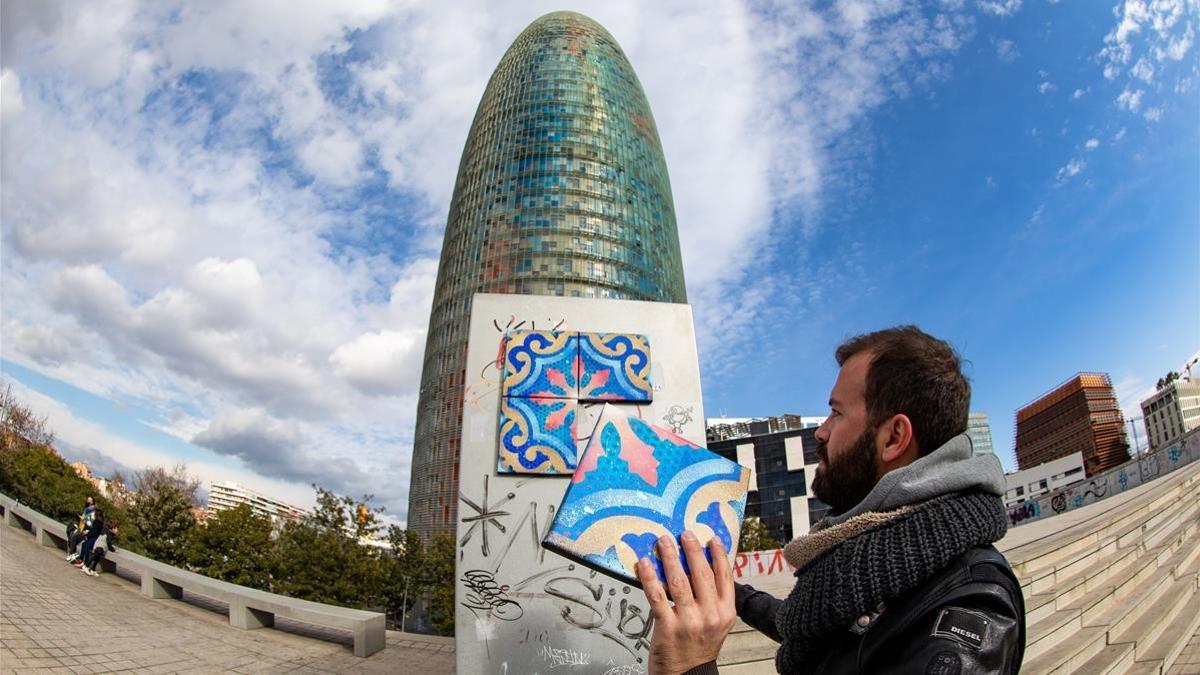 Barceloneando  05 01 2021 Zona Torre Glories  Joan Juncosa es un chico que deja baldosas tuneadas por la ciudad para que la gente se las lleve por el mundo   baldosasporelmundo  se llama el proyecto  El es Joan  elchicodelasbaldosas  Foto Robert Ramos