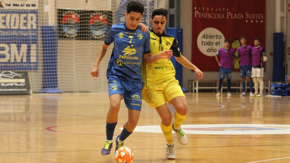 Saladié controla el balón ante la presión de jugador rival, que le coge del hombro con la intención de quitarle el cuero.