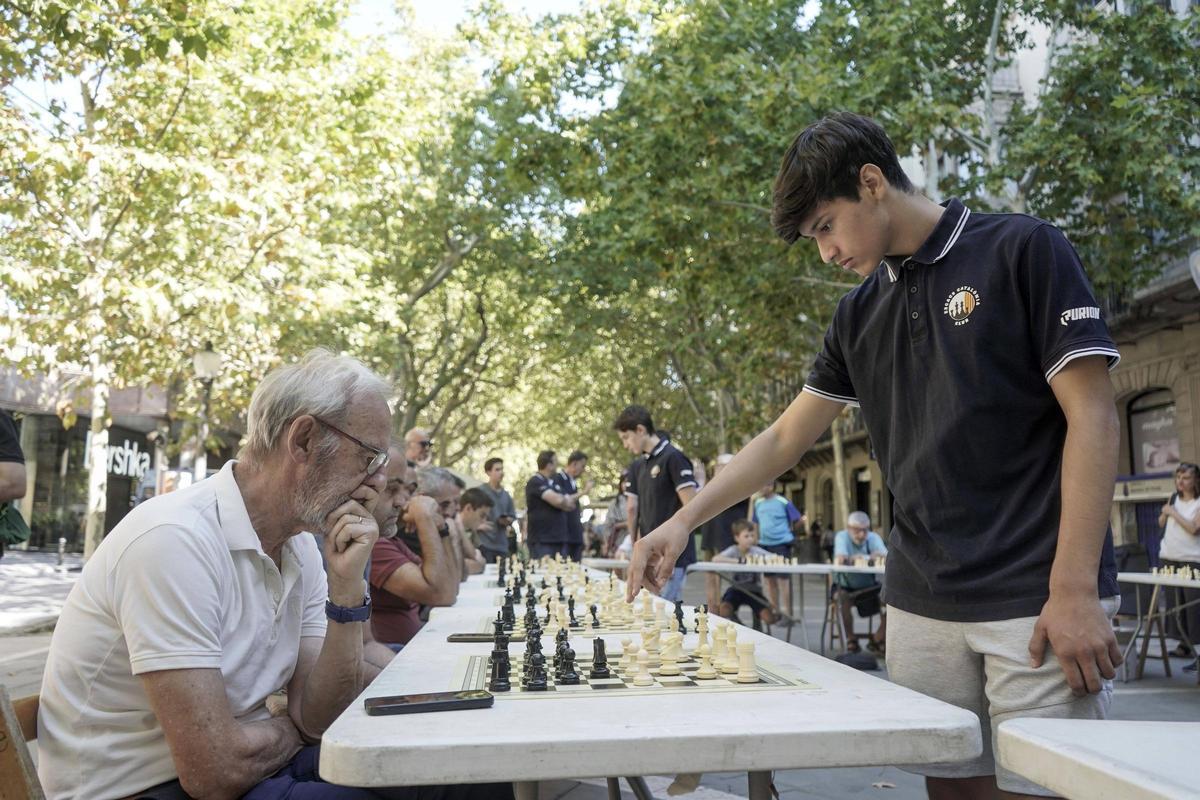 Simultànies d'escacs al passeig de Manresa Simultànies d'escacs al passeig de Manresa