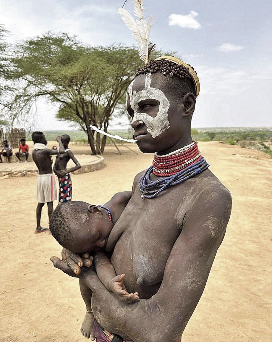 Mujer de la tribu Kara amamantando a su hijo