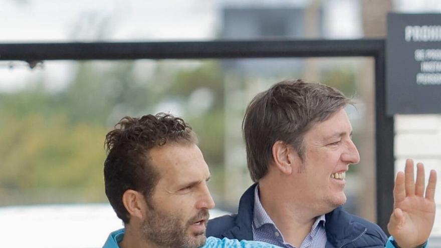 Baraja, junto al director de comunicación del VCF (José Manuel Segarra), ayer en Paterna. | VCF