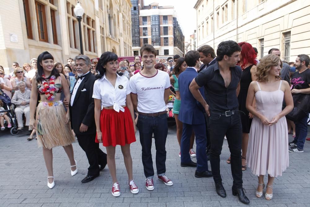 Los artistas del musical "Dirty dancing" hacen una exhibición en la calle en Gijón.