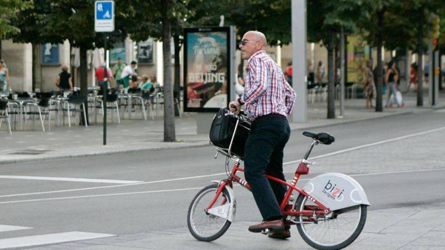 El uso del servicio Bizi se mantiene pese a la prohibición de las aceras