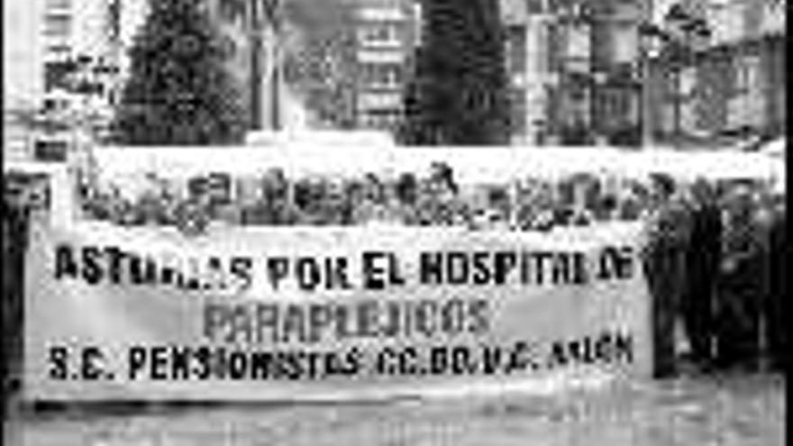 La protesta a favor del hospital de parapléjicos, ayer, en la plaza del Ayuntamiento.