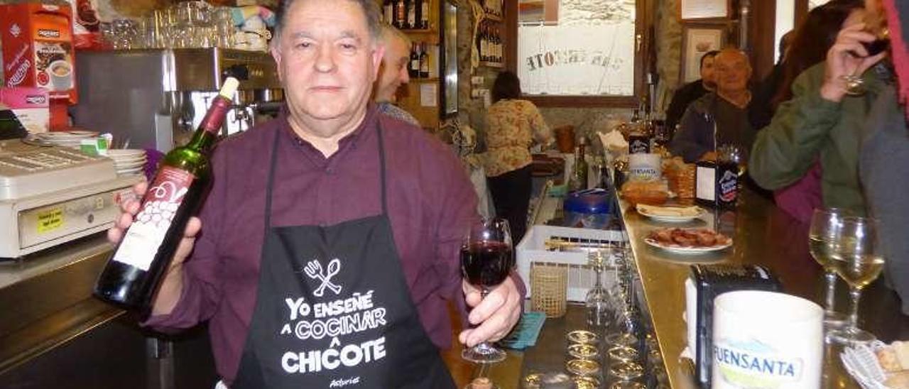 Antón Chicote con su vino Penderuyos.