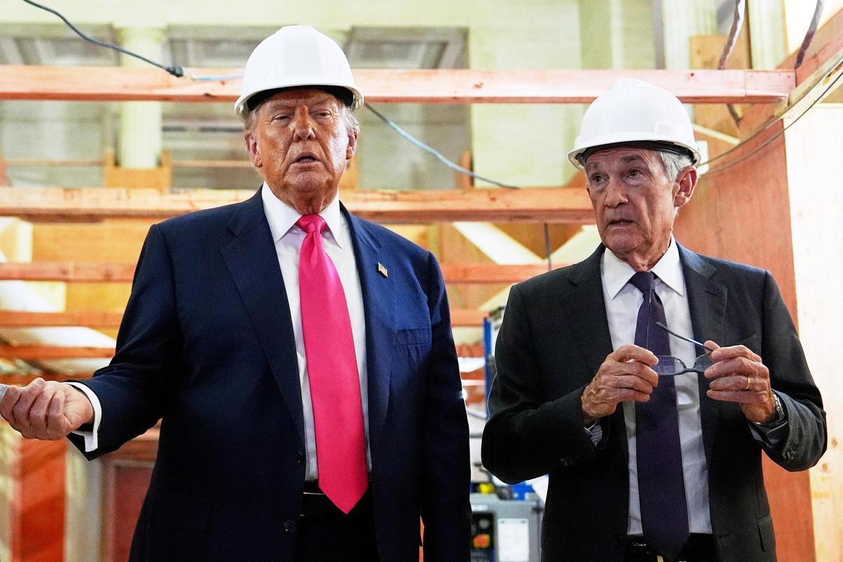 Trump y Powell durante la visita de las obras de la Fed.