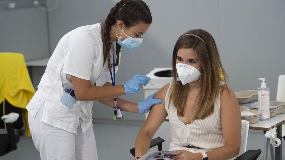 Una mujer recibe una vacuna contra el COVID.