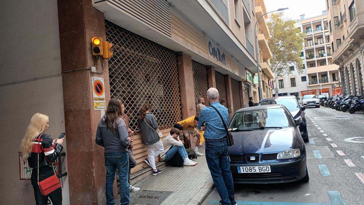 Colas de personas esperando la apertura de un comercio de instrumentos musicales.