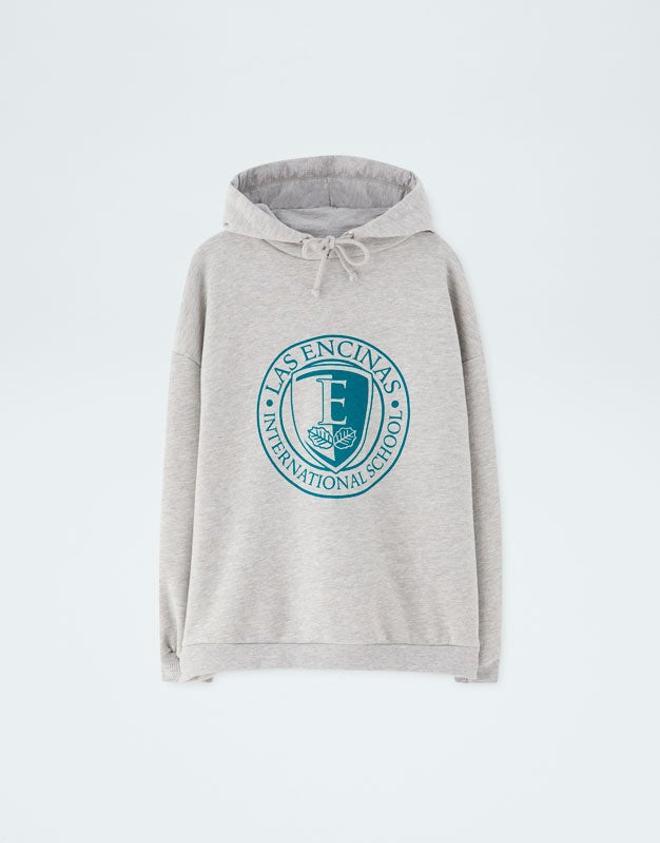 Sudadera Las encinas de Pull and Bear inspirada en la serie 'Élite'. Precio: 19.99 euros