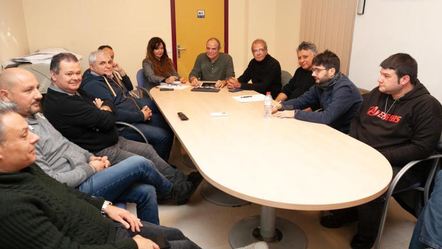 Los representantes de las asociaciones de taxistas y al fondo el concejal de Movilidad, Aitor Morrás, en la reunión de esta mañana.