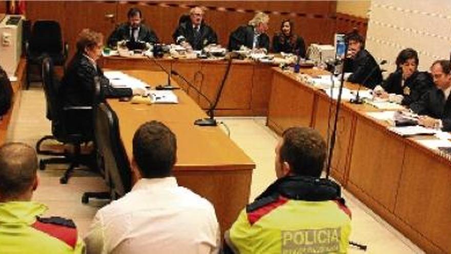 D&#039;esquena, l&#039;acusat, durant el judici pel crim, celebrat fa tres anys a l&#039;Audiència de Barcelona