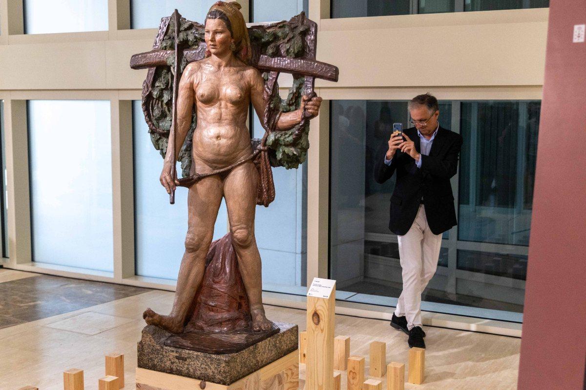 Vista cercana de 'Santa', famosa escultura de Francisco Asorey en su sede definitiva, el Museo Centro Gaiás.