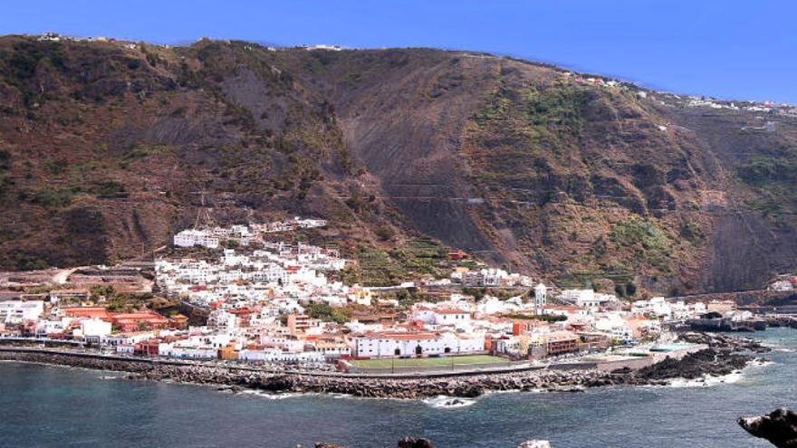 El casco de Garachico desde el roque, con la avenida marítima en primer término y los acantilados de La Culata al fondo.