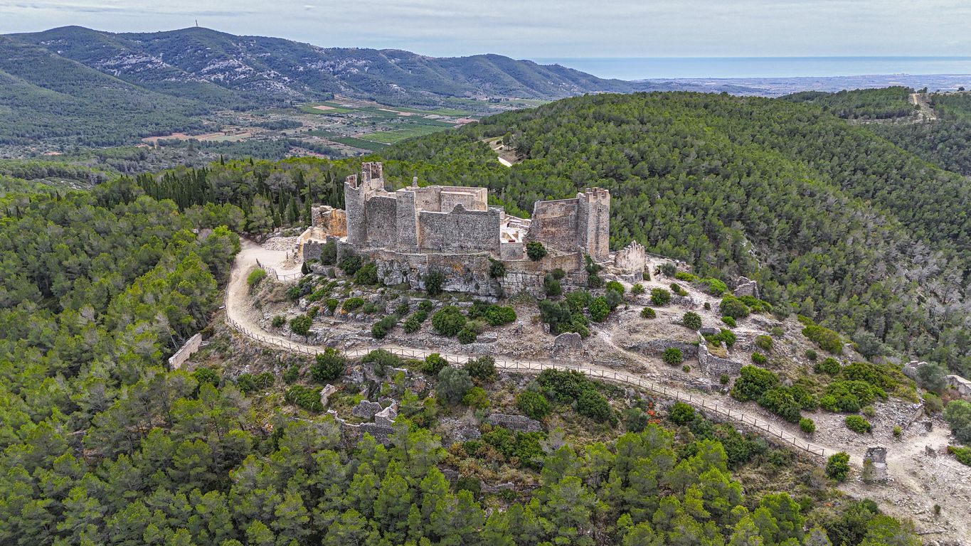 Vista panorámica aérea de las ruinas del castillo medieval de caballeros templarios de Alcalá de Xivert.