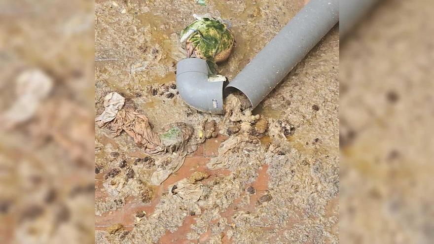 Girona requereix a la propietat del bloc ocupat de Ferran Puig que netegi les aigües fecals del pati interior