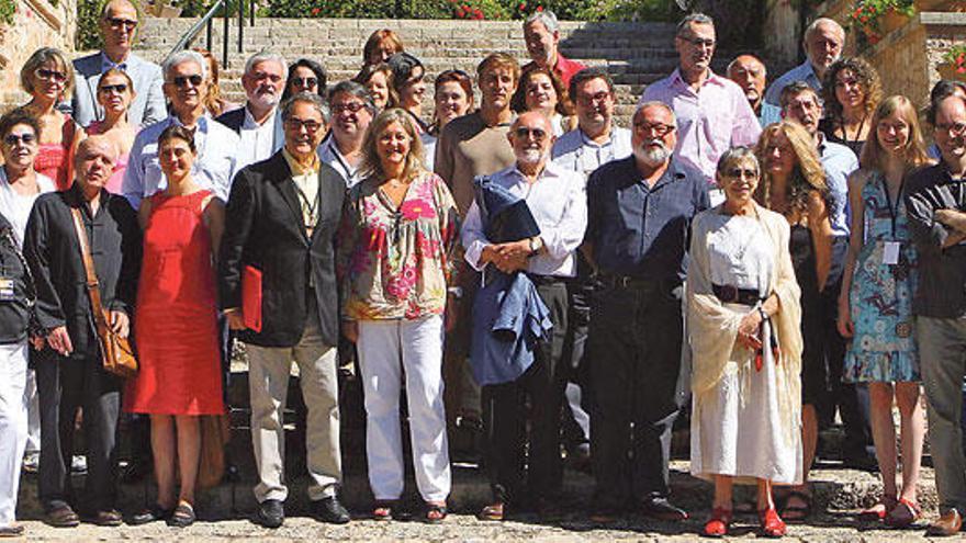 Como manda la tradición, los participantes en la quinta edición de las Converses posaron en la escalinata del Hotel Barceló Formentor.