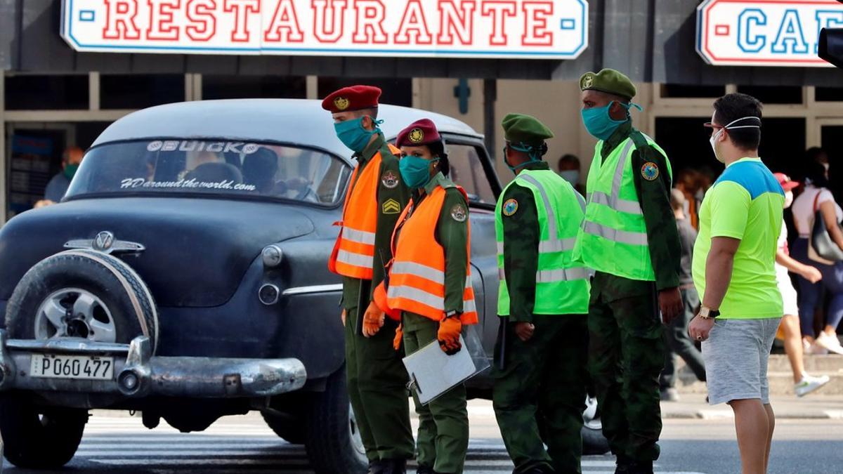 Varios militares controlan el tráfico, en La Habana.