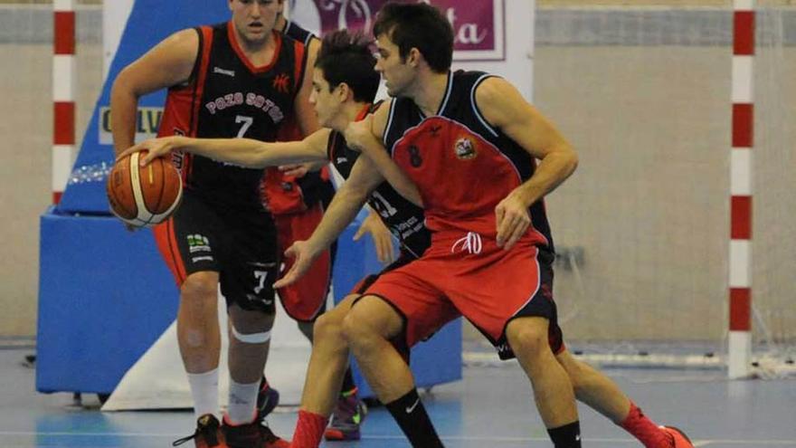 Rafa García trata de robar el balón a un rival, ante la presencia de Alexei Pérez, en el Pozo Sotón - Seis do Nadal de la primera vuelta.