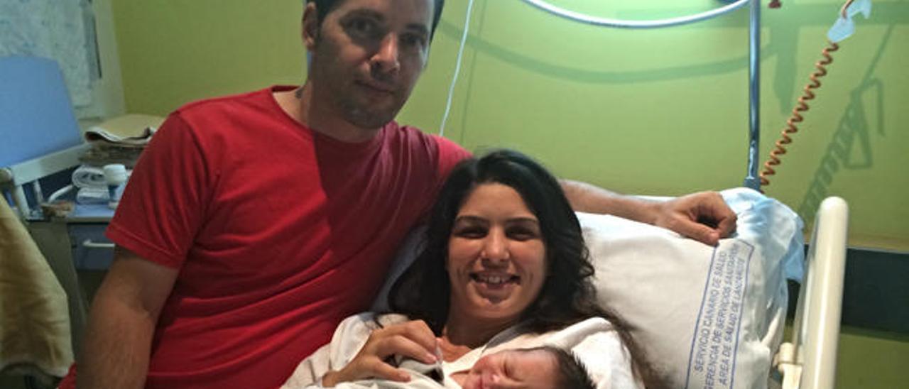 Sebastián Pérez y Verónica Hernández con su bebé Acaymo ayer en el hospital José Molina Orosa de Arrecife.