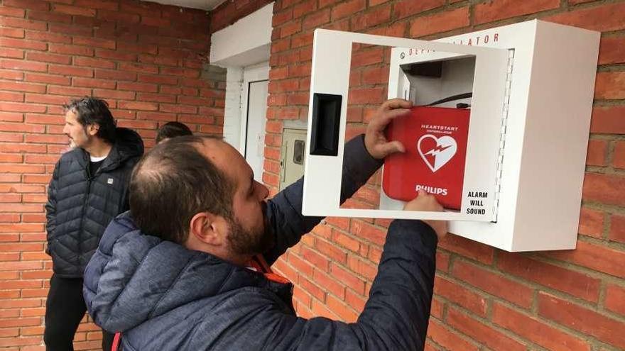 Ángel Prieto colocando el aparato en la escuela santirseña, ayer.