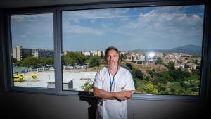El director del Servicio de Neumología del Hospital Parc Taulí, Manel Luján, durante la entrevista sobre el impulso de una comisión especializada en amianto, que ya atiende a 300 personas. Sabadell, a 6 de agosto de 2026. Sociedad. AUTOR: MANU MITRU