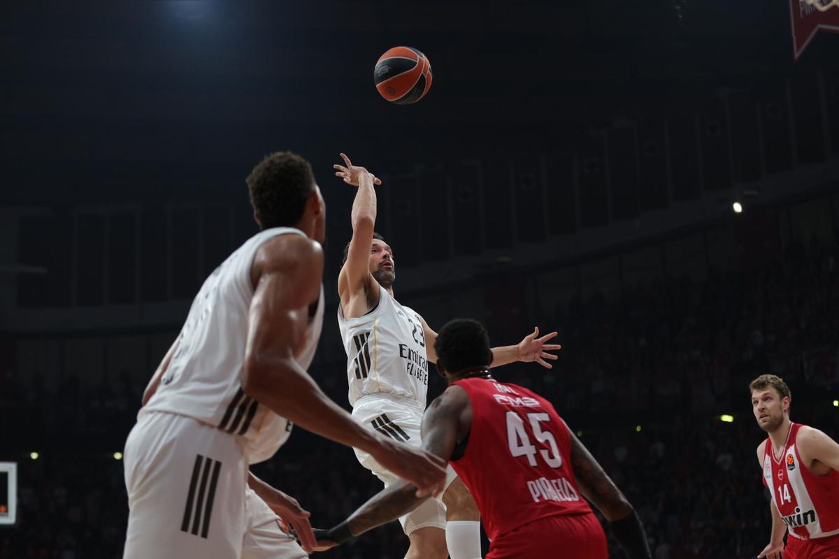 PIRAEUS (Greece), 07/04/2026.- Olympiakos' Donta Hall (2R) and Real Madrid's Sergio Llull (2L) in action during the Euroleague basketball match between Olympiakos Piraeus and Real Madrid in Piraeus, Greece, 07 April 2026. (Baloncesto, Euroliga, Grecia, Pireo) EFE/EPA/PETE ANDREOU