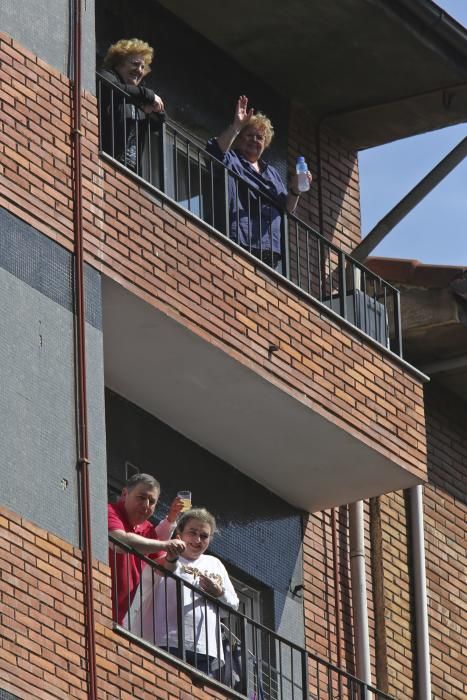 Los vecinos de El Naranco toman vermú juntos