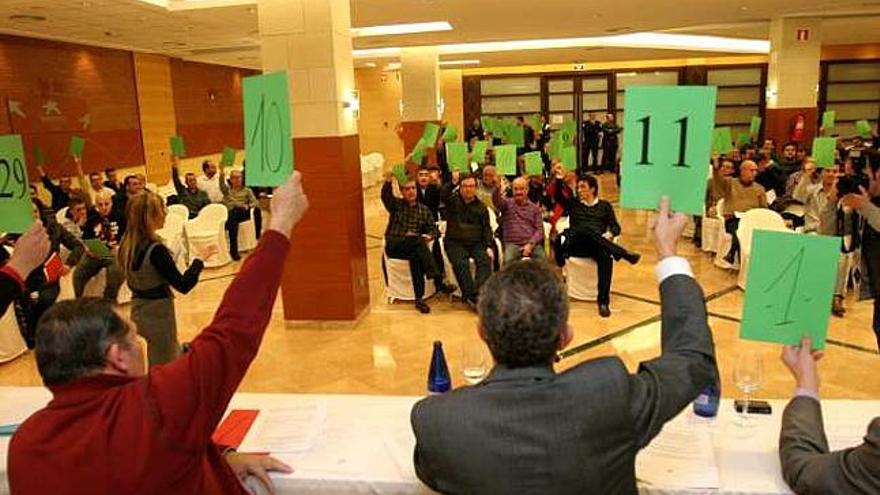 Un momento de la asamblea ahora anulada.