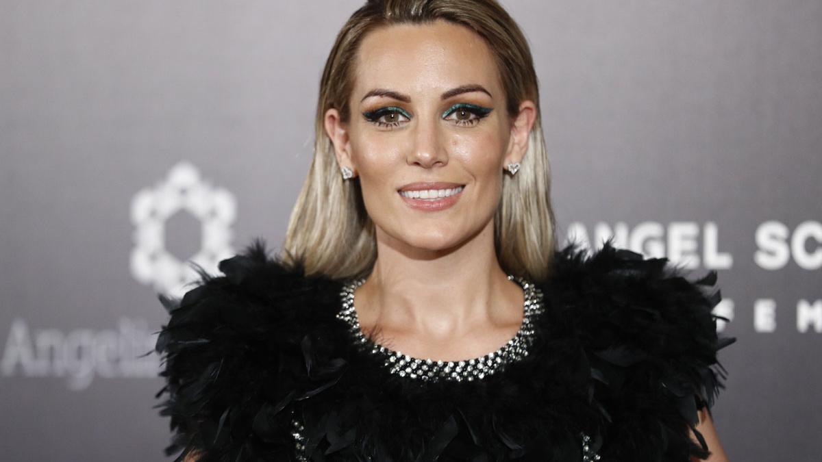 Edurne en el evento Femme Magique en Madrid, con sombra de ojos azul y estola de plumas