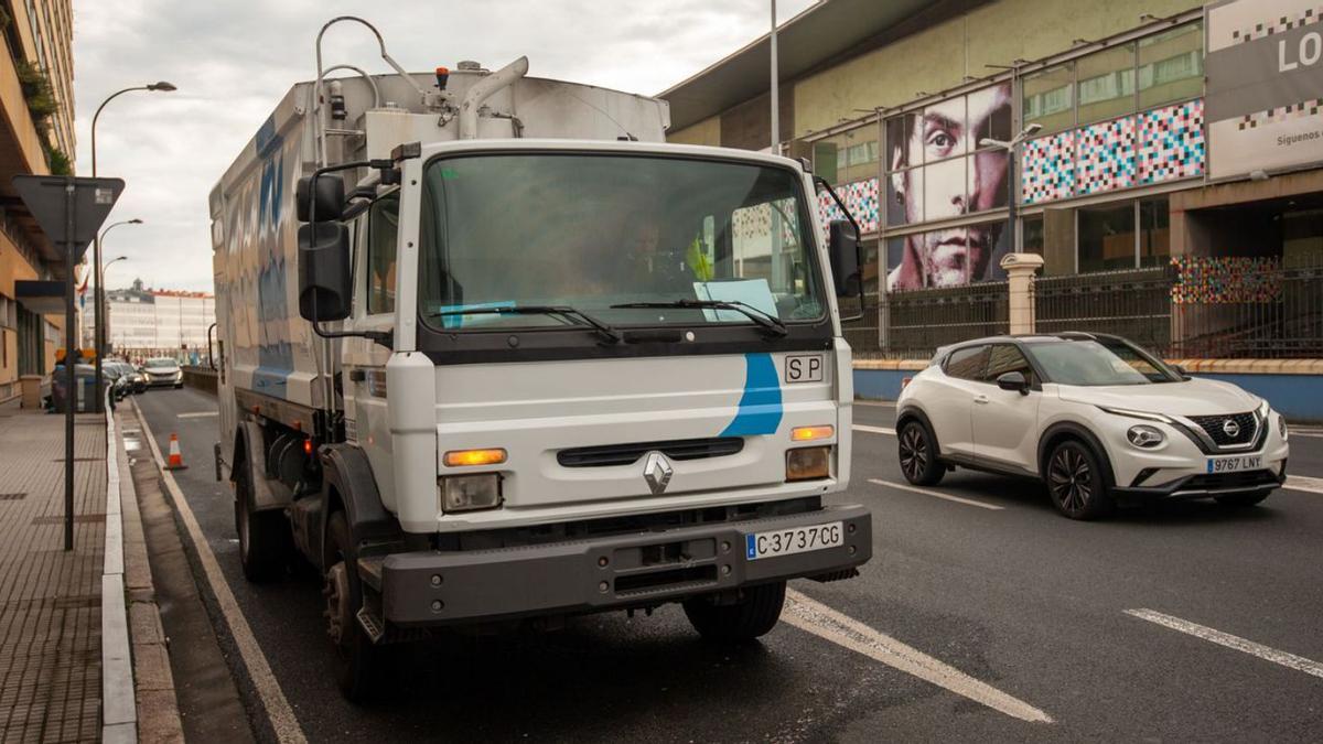 Camión averiado en la avenida do Porto. |  // CASTELLEIRO/ROLLER AGENCIA