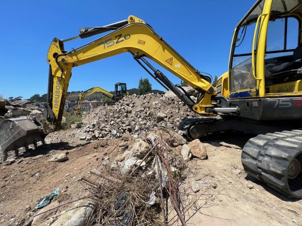 Maquinaria trabajando en la retirada de escombros de obras. | // G.N.