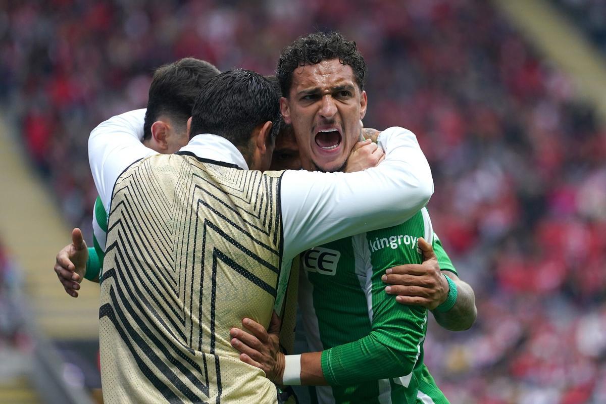 Los jugadores del Betis celebran el gol de Cucho en el SC Braga-Real Betis Balompié de la ida de cuartos de final de Europa League en el Estadio Municipal de Braga