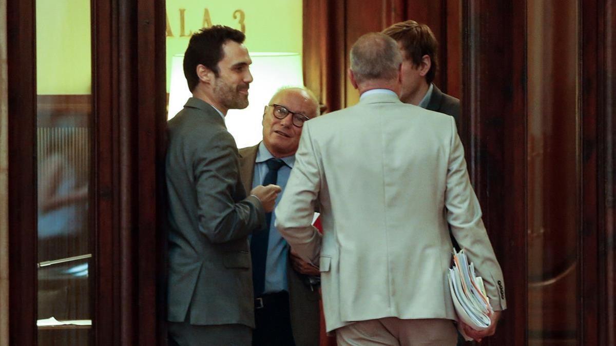 El president Roger Torrent conversa con los letrados del Parlament, este mediodía.