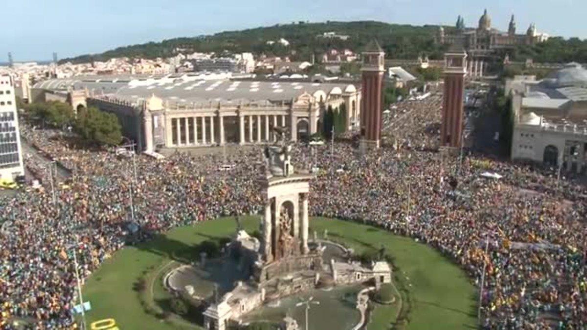 Miles de personas reclaman la independencia en Barcelona