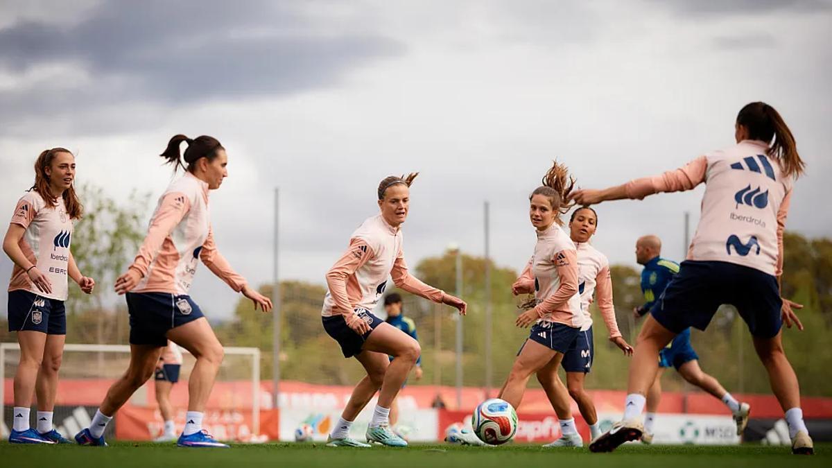 Un momento de la sesión de entrenamiento de la selección española femenina en Las Rozas