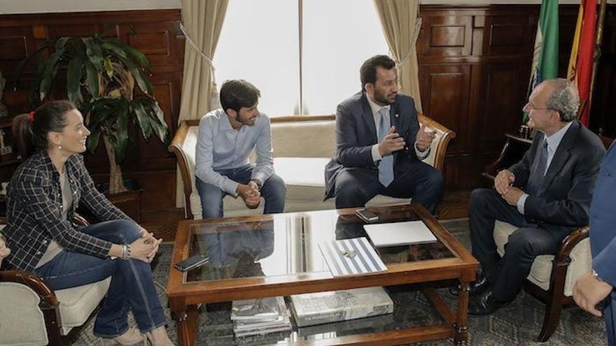 Elisa Pérez de Siles, concejala de Deportes; Nayef y el jeque Al-Thani; y el alcalde Francisco de la Torre, ayer durante la reunión celebrada en el Ayuntamiento de Málaga