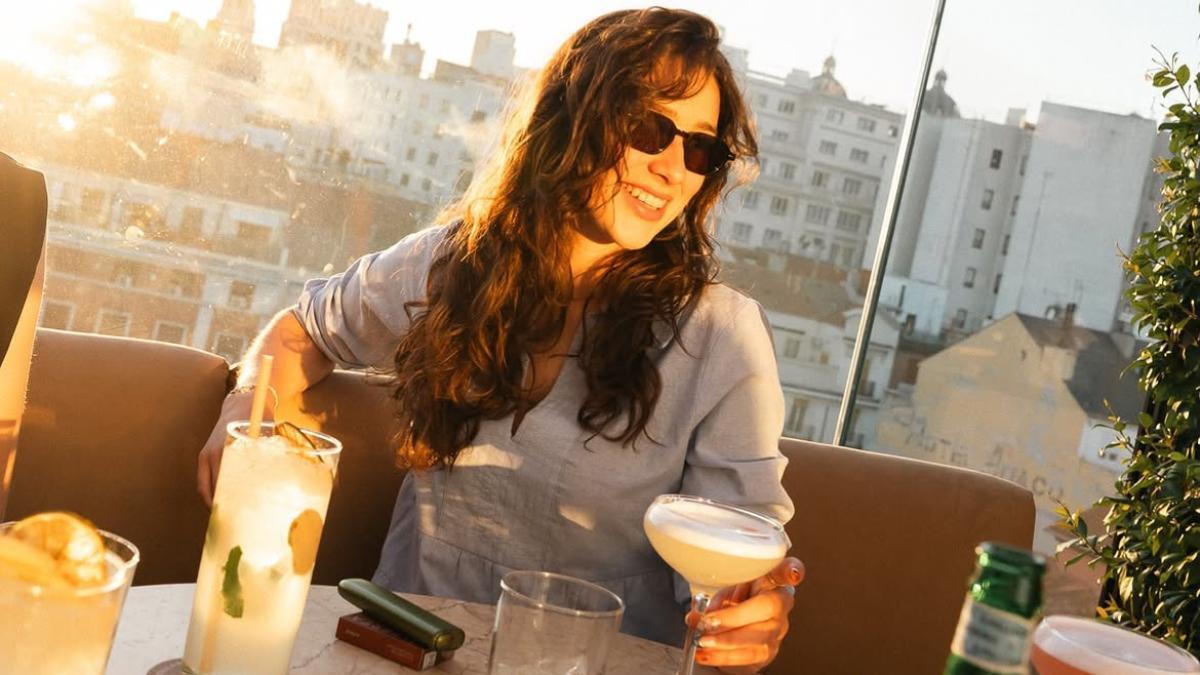 Una mujer en el rooftop de Makáá