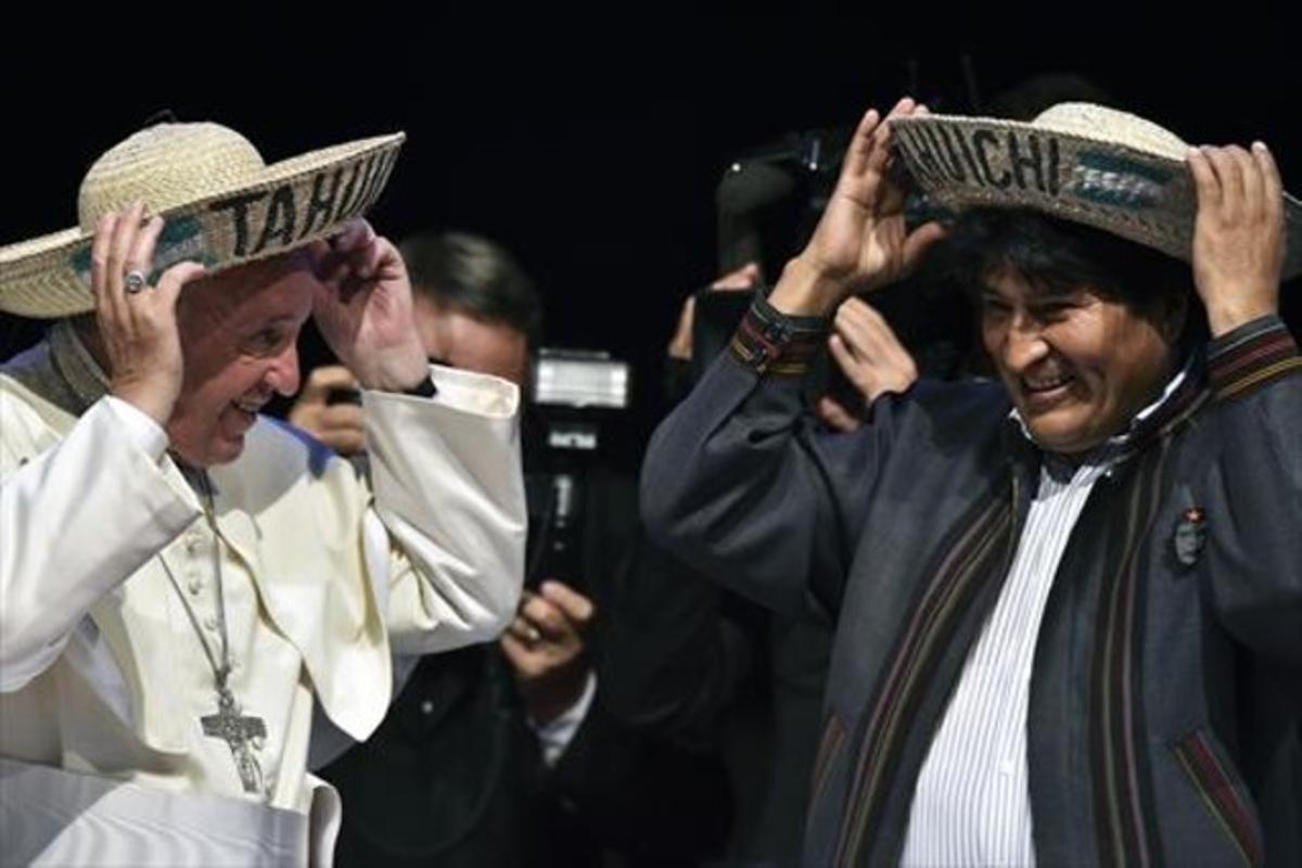 El papa Francesc s’emprova un barret, amb el president de Bolívia Evo Morales, ahir.