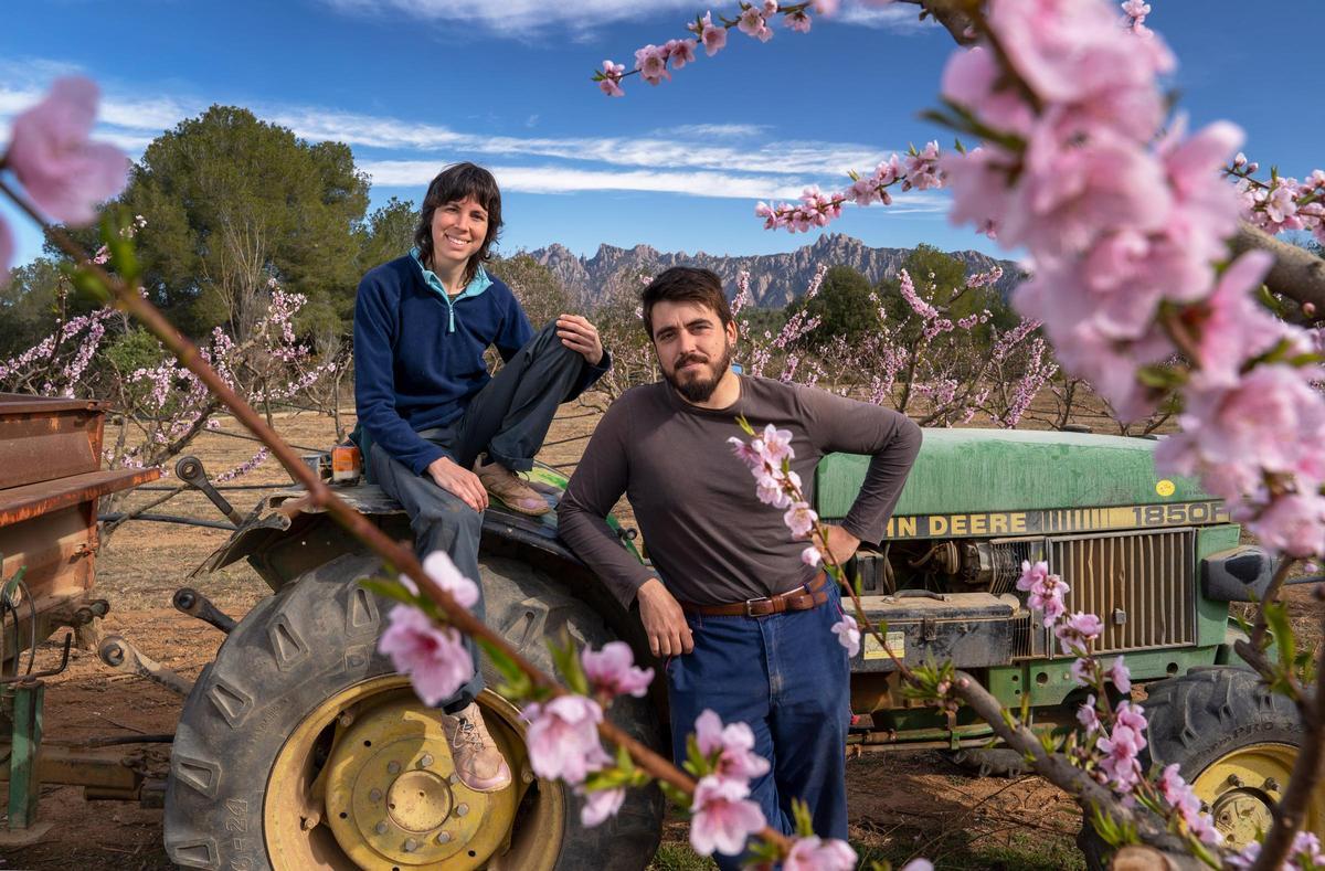 Marta Valls y Josep González en una finca de melocotoneros que cultivan, en Els Hostalets de Pierola (Anoia)