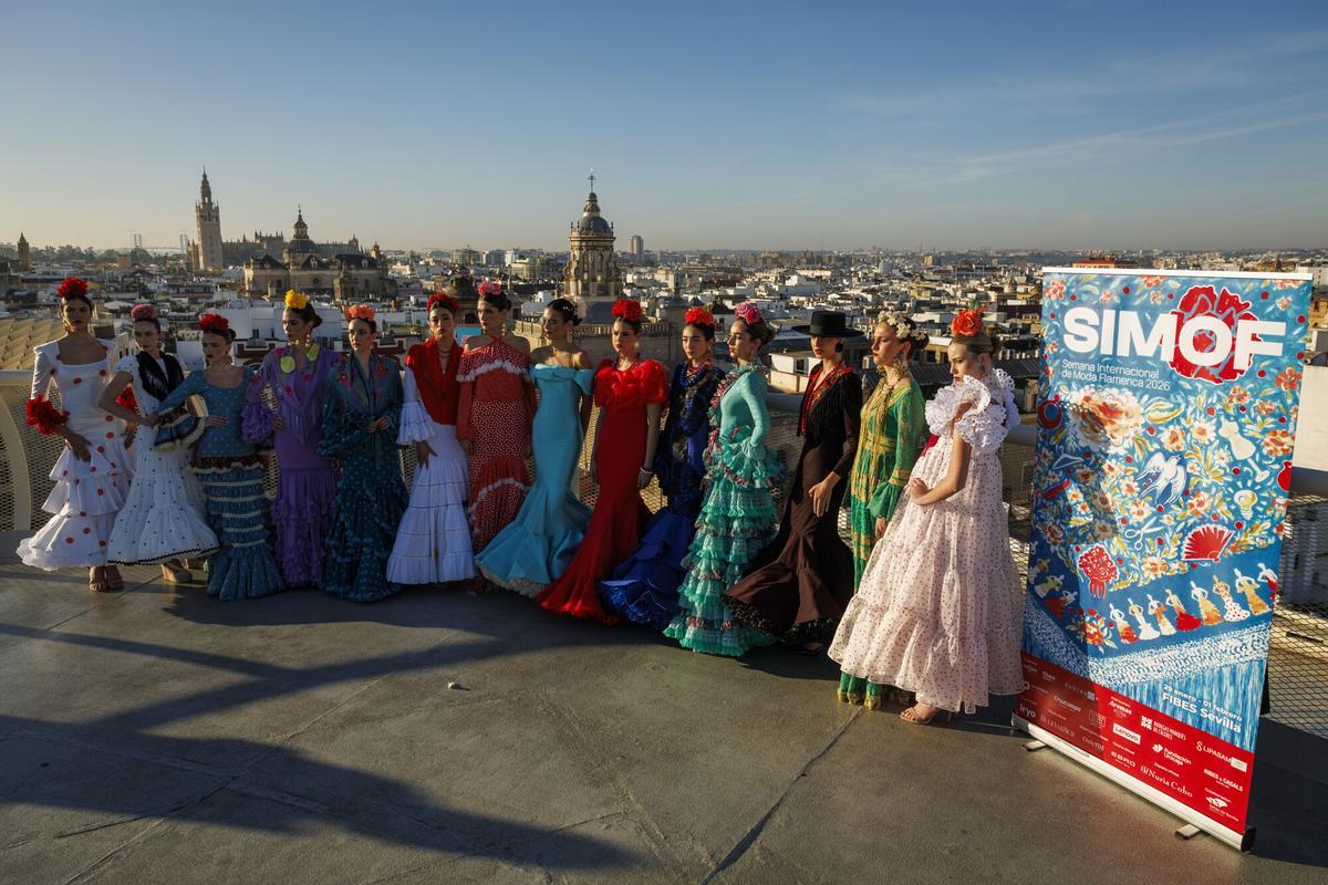 óvenes vestidas con trajes de flamenca de varios diseñadores desfilan este lunes por el mirador de Las Setas de Sevilla durante la presentación de la Semana Internacional de la Moda Flamenca (SIMOF) en su edición de 2026
