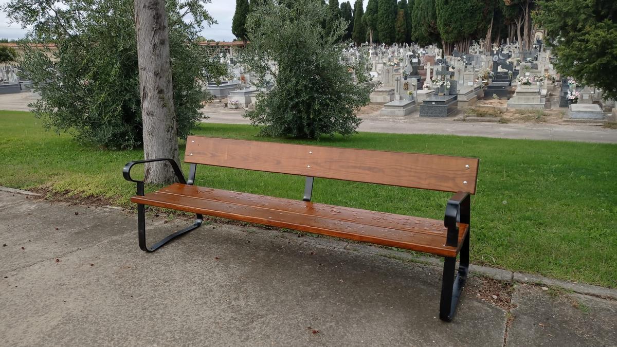 Nuevos bancos en el cementerio de Zamora.