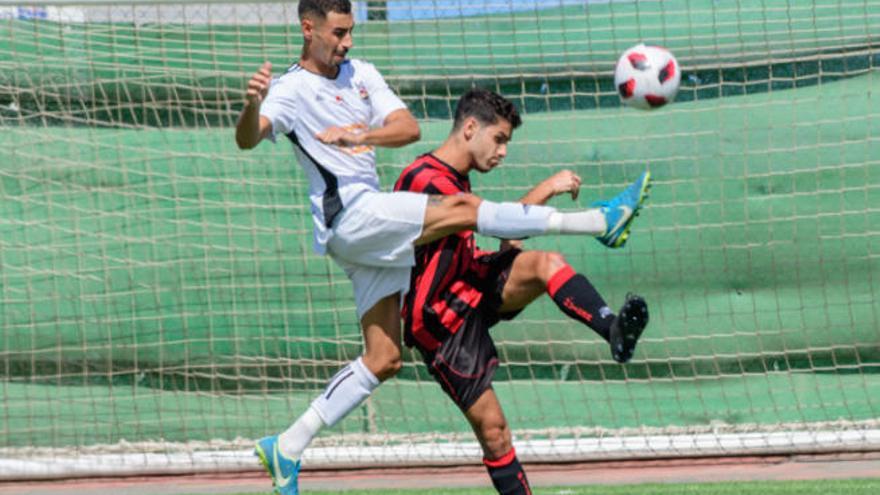 Pugna por el esférico en el Unión Viera-Ibarra disputado ayer.