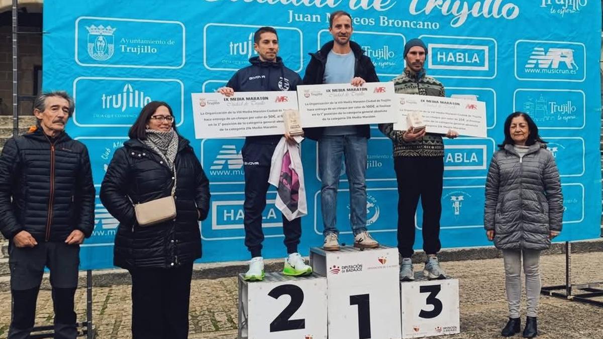 Javier Alvarado en el podio junto a los finalistas, Juan Mateos Broncano y las concejalas de Festejos y Deportes de Trujillo.