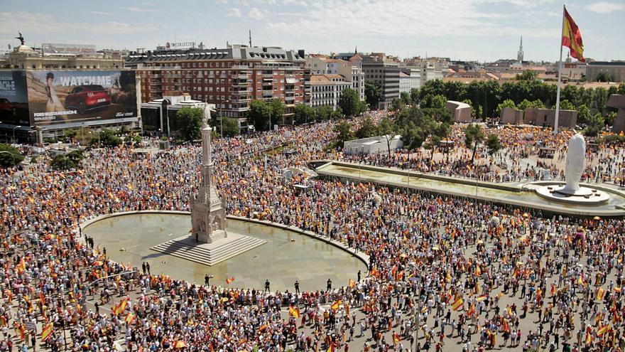 La dreta es concentra contra els indults en un Colón menys multitudinari