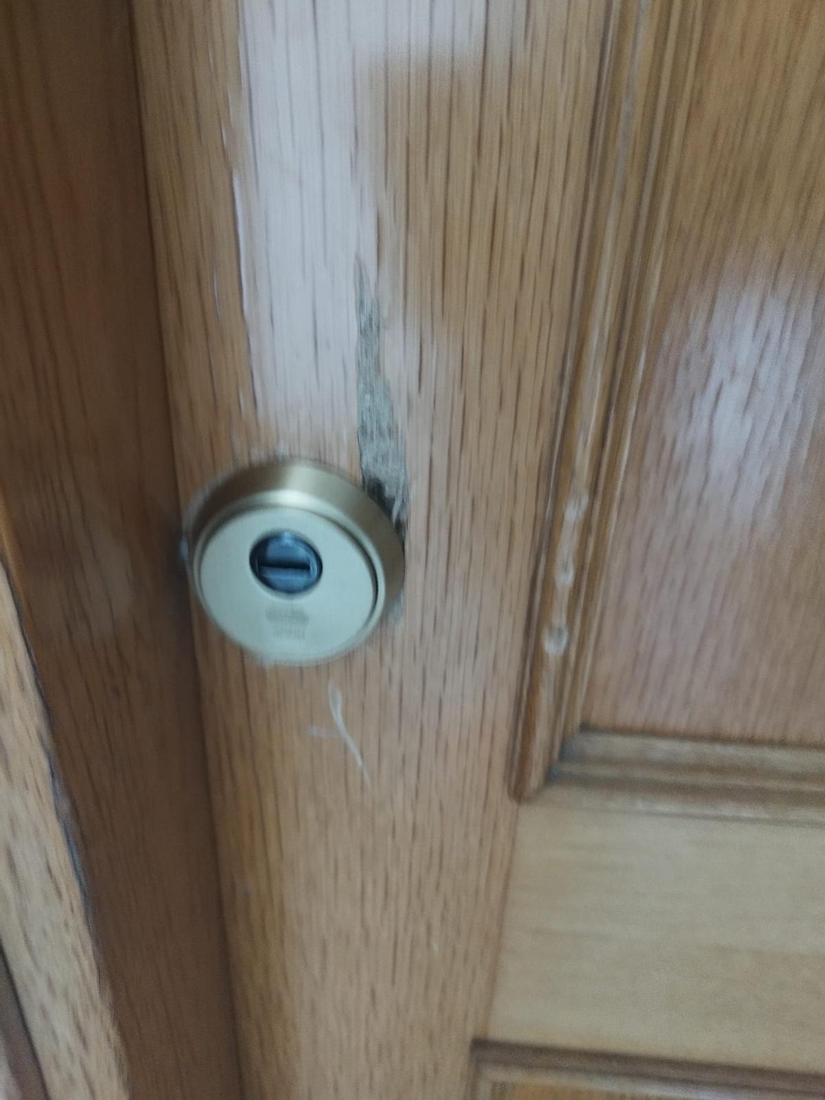 Daños en la puerta de la vivienda.