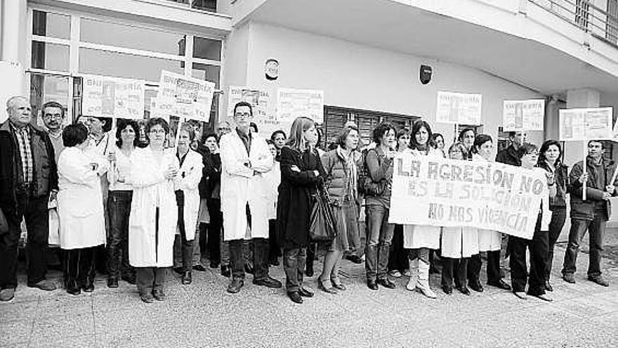 Protesta de los trabajadores sanitarios en Mallorca tras la agresión a un facultativo.